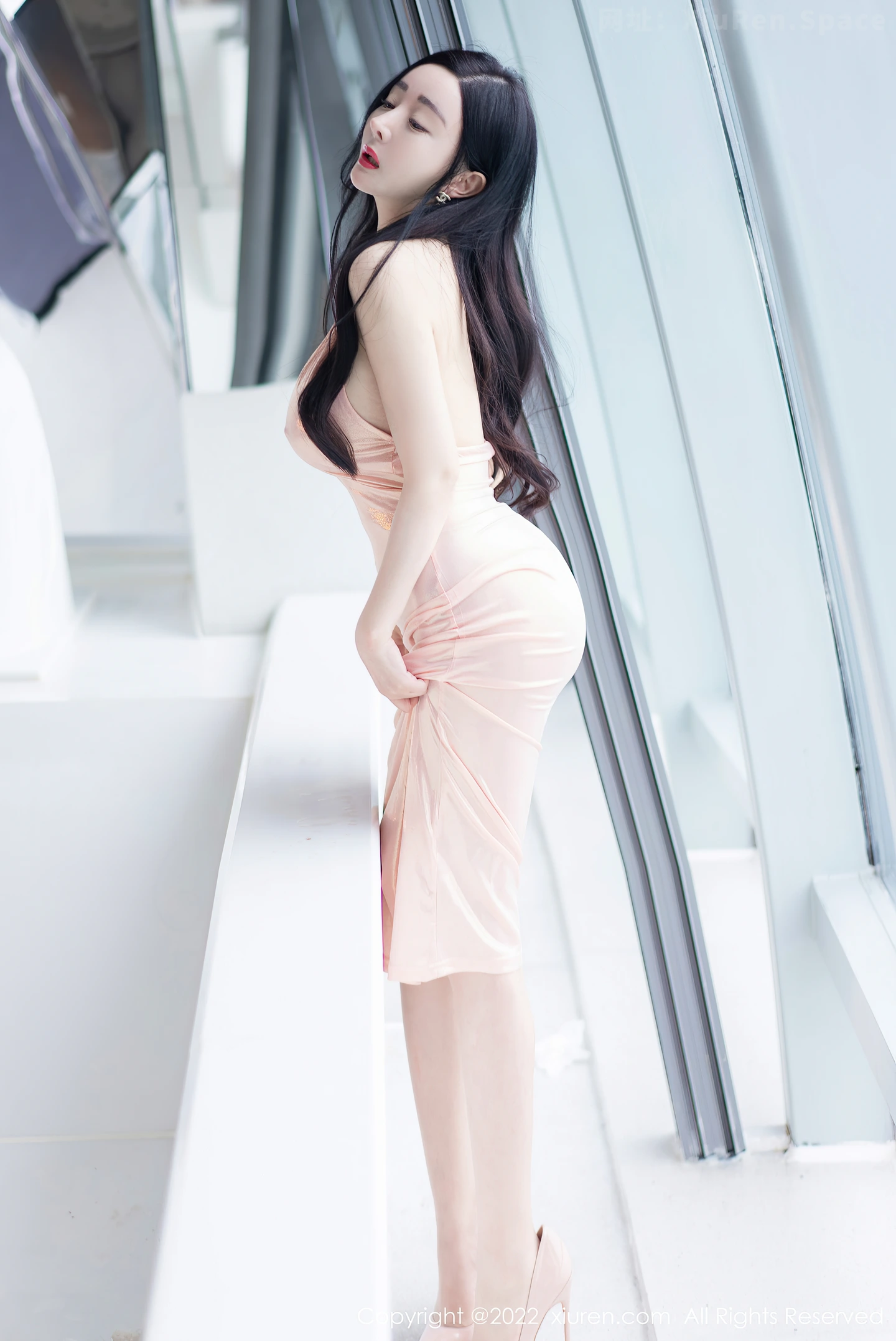 图片[2]-[XiuRen秀人网]VOL.5010 模特允爾大理旅拍淡粉色连衣裙配超薄肉丝秀豪乳翘臀诱惑写真50P-秀人网官方网站